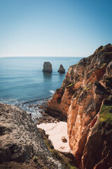 Die steinige Felsküste von Lagos in portugal