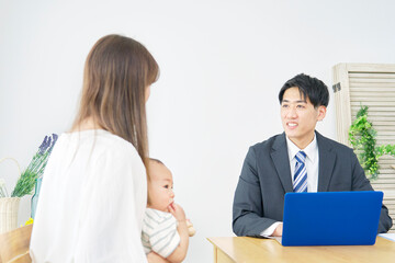 Obraz premium ビジネス 外交員 母親と赤ちゃん リビング