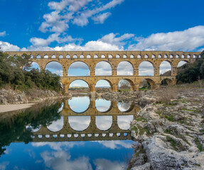 De prachtige Pont du Gard, een oude Romeinse aquaductbrug, Vers-Pont-du-Gard in Zuid-Frankrijk. Gebouwd in de eerste eeuw na Christus om water naar de Romeinse kolonie Nemausus (Nîmes) te vervoeren