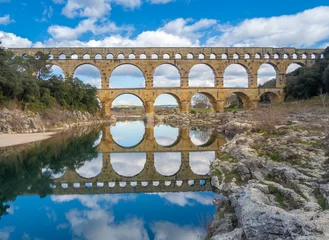 Papier Peint photo Pont du Gard The magnificent Pont du Gard, an ancient Roman aqueduct bridge, Vers-Pont-du-Gard in southern France. Built in the first century AD to carry water to the Roman colony of Nemausus (Nîmes)