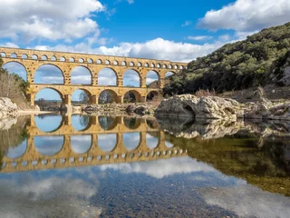 Papier Peint photo autocollant Pont du Gard Le magnifique Pont du Gard, un ancien pont-aqueduc romain, Vers-Pont-du-Gard dans le sud de la France. Construit au Ier siècle de notre ère pour amener l& 39 eau à la colonie romaine de Nemausus (Nîmes)