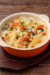 エニとポテトのマカロニグラタン