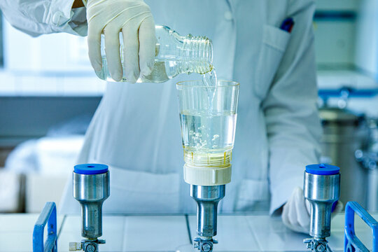 Chimico compie delle operazioni specifiche in un laboratorio di analisi dell'acqua