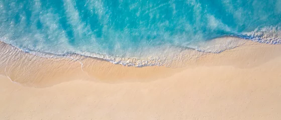 Fotobehang Aquablauw Zomer zeegezicht mooie golven, blauwe zeewater in zonnige dag. Bovenaanzicht van drone. Zee luchtfoto, verbazingwekkende tropische natuur achtergrond. Mooie heldere zee met spattende golven en strandzandconcept