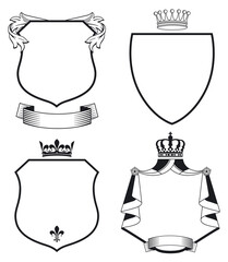 Wappen mit Schilder und Kronen isoliert auf weißem Hintergrund. Illustration