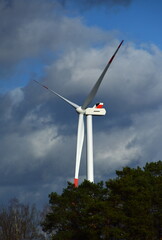 Windrad im Winter in der Lüneburger Heide, Niedersachsen