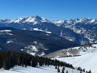 Mountains range and amazing winter landscape in Vail Ski Resort in Colorado. - obrazy, fototapety, plakaty