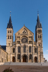 Fototapeta na wymiar Die Basilika Saint-Remi in Reims in der Champagne in Frankreich
