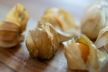 Physalis auf einem Holzbrett