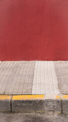 Acera junto a pared pintada de granate