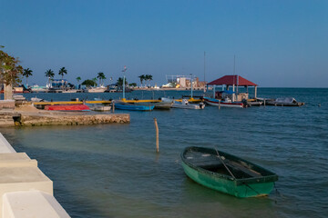 Fototapeta na wymiar boats in the port from chetumal