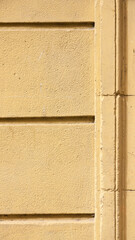 Lineas paralelas en fachada de estuco amarillo de edificio