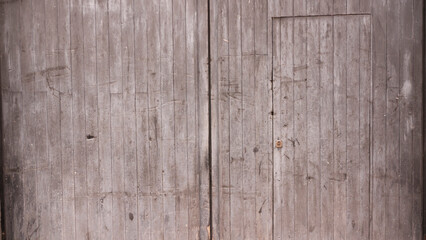 Puerta de garage rústica de madera desgastada por el tiempo