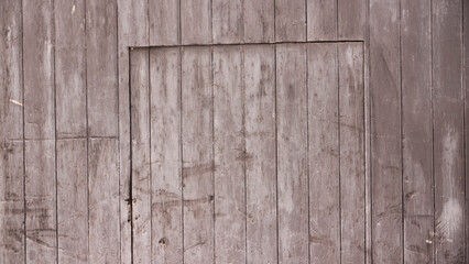 Puerta de garage rústica de madera desgastada por el tiempo