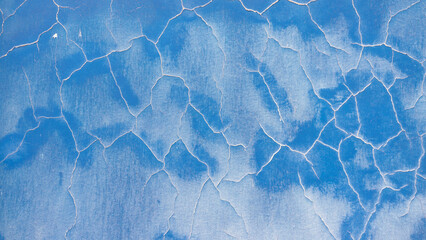 Pared agrietada y desgastada pintada de azul intenso