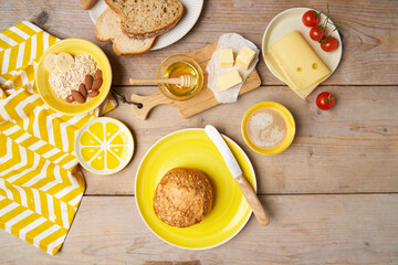 Frühstück Frühstückstisch gelb auf Holztisch mit Brötchen Käse Kaffee