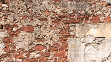 Mezcla de piedra y ladrillo en muro histórico