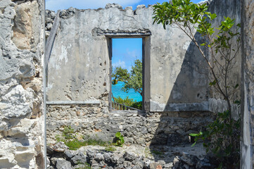 Vue de l'océan à travers la porte d'une vieille prison sur l'île des Exumas, aux Bahamas. 