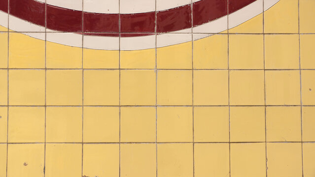 Pared de baldosas cer&aacute;micas amarilla