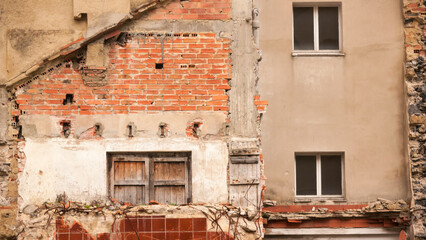 Fachada medianera en edificio semi demolido