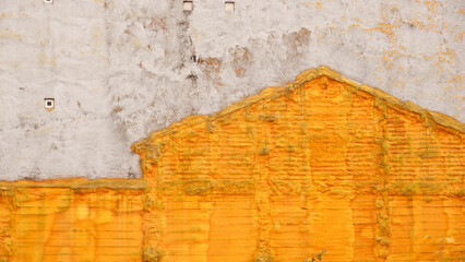 Rastro de casa demolida en pared medianera pintada con espuma aislante dorada
