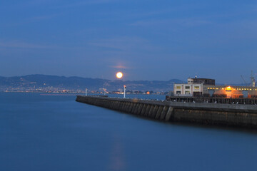 Fototapeta na wymiar San Francisco moon reflected on the sea during a sunset
