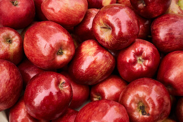 Fototapeta na wymiar red apples background ,manzanas en mercado, fondo de manzanas rojas.