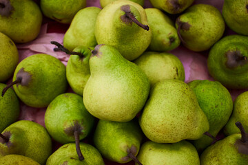 pears on market, peras artesanales 