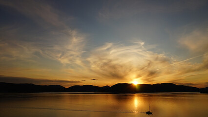 Obraz premium Golden Hour Sunset, River Clyde, Scotland.