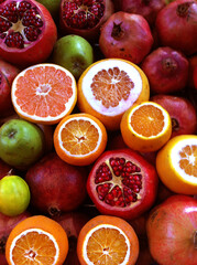 Naklejka na ściany i meble Mixed fruits (oranges, pomegranates, granny smith apples, grapefruits and tangerines) on a fresh juice seller's stall in Istanbul, Turkey. 