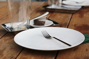 leerer Weißer Teller mit einer Gabel auf einem Holztisch
