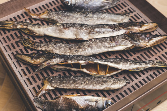 The process of preparing dried fish with an automatic dryer at home.