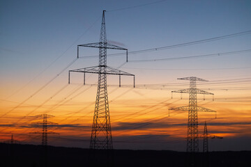 Fototapeta premium Stromtrasse im Abendrot