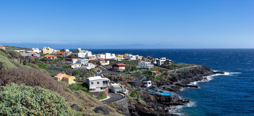 Naklejka na ściany i meble El Hierro, Kanarische Inseln - Blick auf La Caleta an der Ostküste, am Horizont die Nachbarinseln La Gomera und Teneriffa