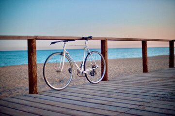 Pe&ntilde;&iacute;scola, Spain. 15 de octubre de 2021.Restored vintage racing bike. On the sand of Pe&ntilde;&iacute;scola beach.