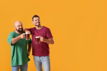 Obraz premium Men drinking beer on yellow background