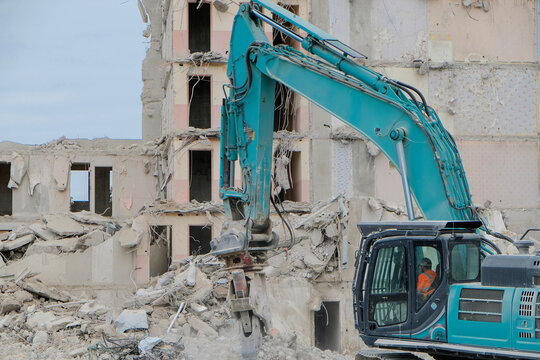 pelle &agrave; m&acirc;choires &agrave; b&eacute;ton en action