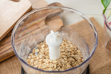 フードプロセッサーで粉砕するオートミール