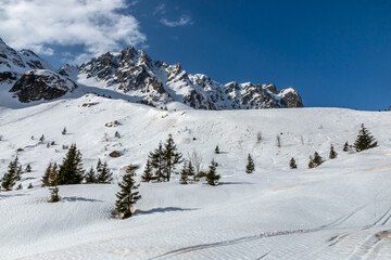Fototapeta na wymiar Paysage du Massif de Belledonne en hiver , Rochers de Vallorin , Savoie , Alpes , France