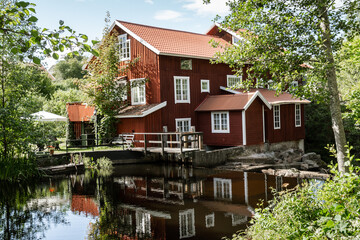 Altes Holzhaus an einem Wehr 