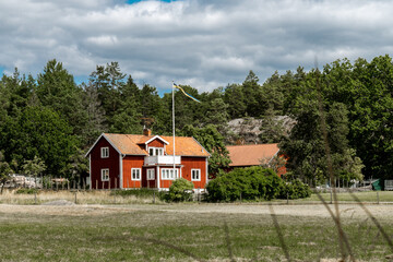 Rotes Schwedenhaus inmitten der Natur