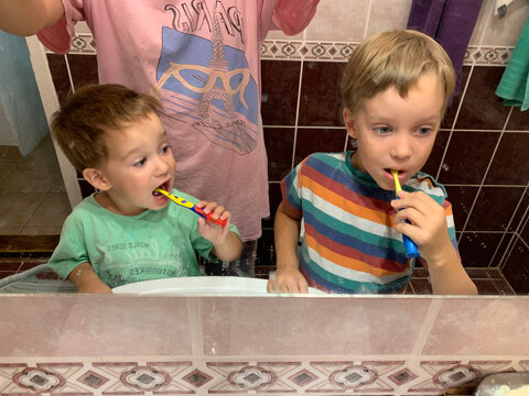 Kids are washing their teeth 