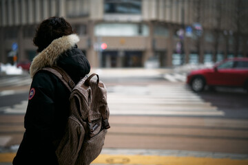 通行人と赤い車/Passerby and red car