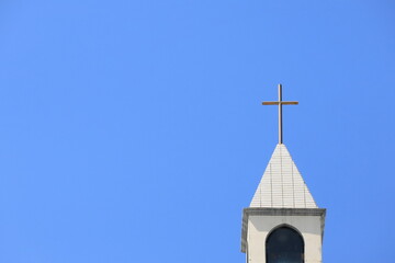 青空と教会の十字架
