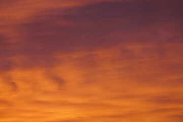 Reiner purer Himmel am Abend zur Zeit der untergehenden Sonne mit sehr schönen Wolken, orange, violett und blau