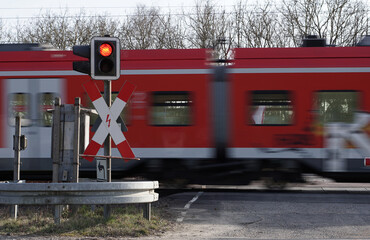 Schneller Zug an Eisenbahnkreuzung ohne Schranke