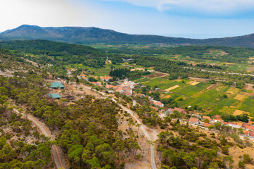 Obraz premium Miasteczko w górach nad Adriatykiem