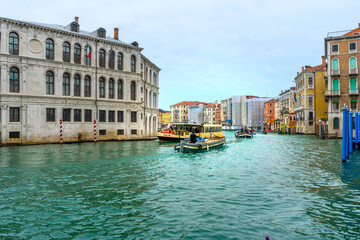 Fototapeta na wymiar Beautiful buildings along the Grand Canal.