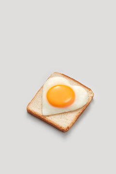 Toast with egg in shape of heart