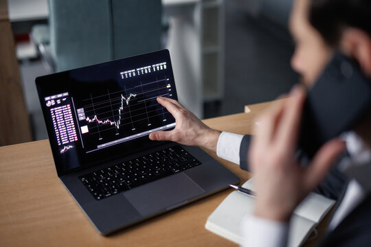 Trader talk with client and explain results of trade